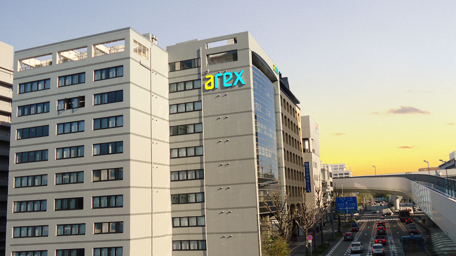 アレックスビル外観(夕方)